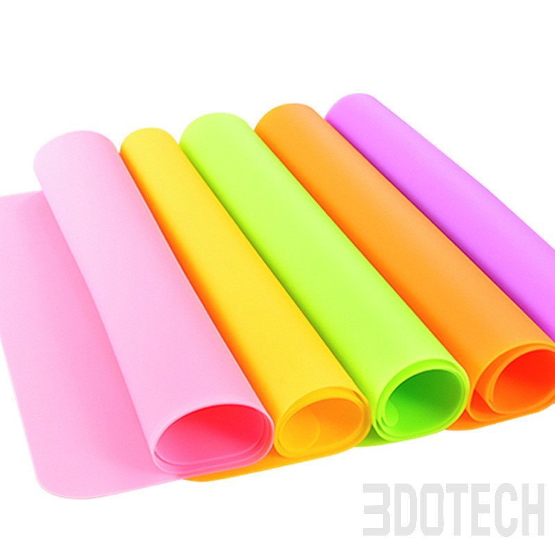 Flower printed silicone placemats in red